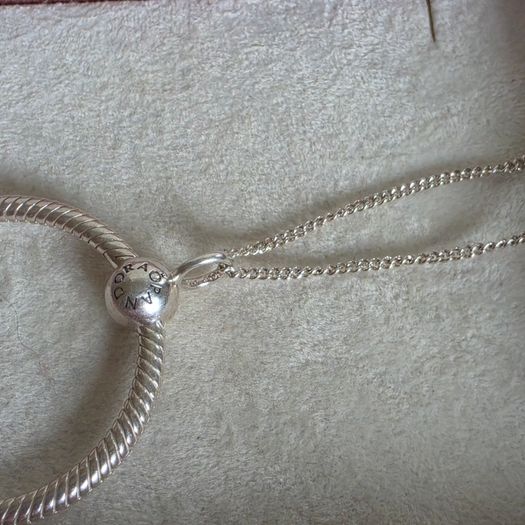 Pandora large O pendant necklace size ajustable. Very good condition