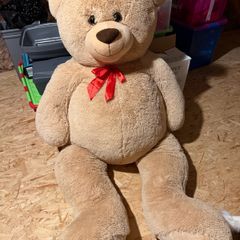 New Giant teddy bear E70 Smyths. Will take 30
