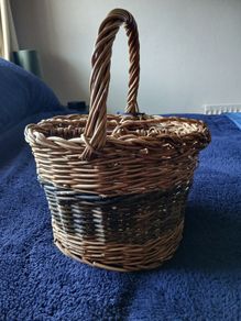 Wicker bottle basket with carry handle