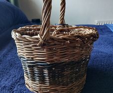 Wicker bottle basket with carry handle