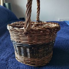 Wicker bottle basket with carry handle