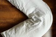 V shaped feeding pillow