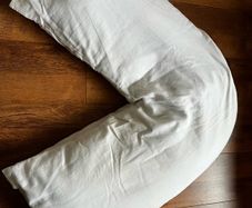 V shaped feeding pillow