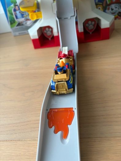 PAW Patrol Adventure Bay Rescue Way Tower Playset + 2 True Metal Vehicles