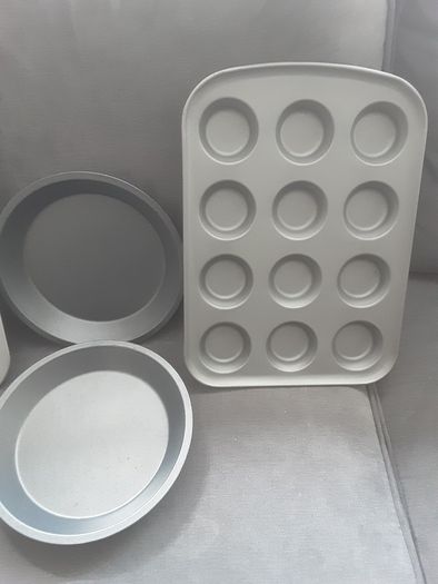 Bakeware/Chicago Metallic 12 Hole Mini Muffin Tin with Loose Bases/Cupcake Tray/Two Sponge Cake Trays/Cooling Rack .. Price is Now 33.00euro all 5 pieces