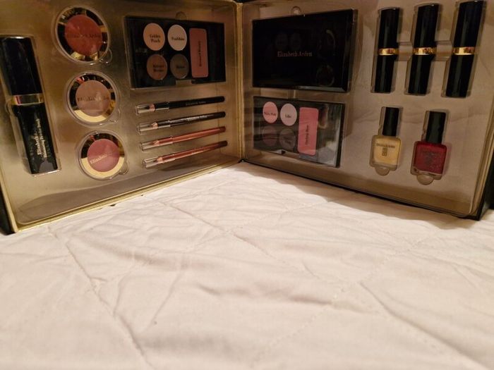 Elizabeth Arden Make Up Set - Absolute Bargain