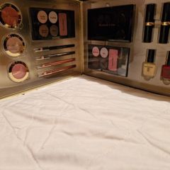 Elizabeth Arden Make Up Set - Absolute Bargain