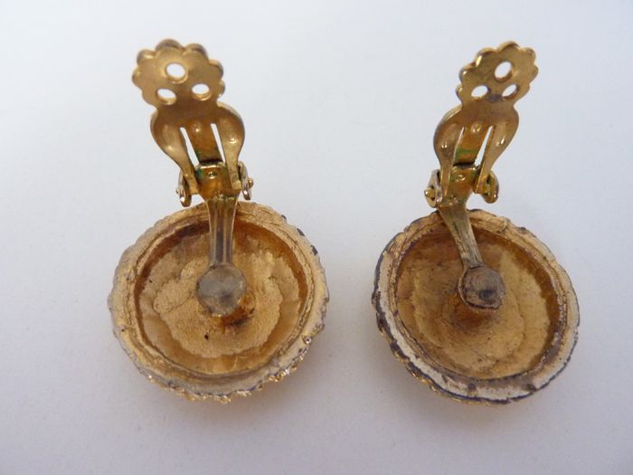 Fab large gold tone vintage earrings clip on