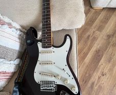 FENDER Squier Stratocaster "Electric Guitar" with Hard Case