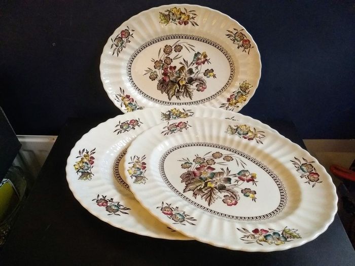 Beautiful Set of Three Vintage Graduated Wade Platters in the Meadow Pattern