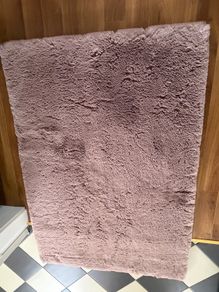 Pink faux fur rug 175x125cm