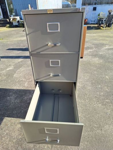 Four drawer metal filing cabinet with key