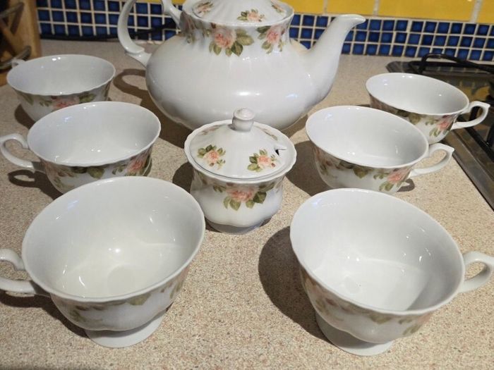 Tea pot with 6 cups and sugar bowl