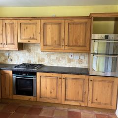Fitted Kitchen with breakfast bar
