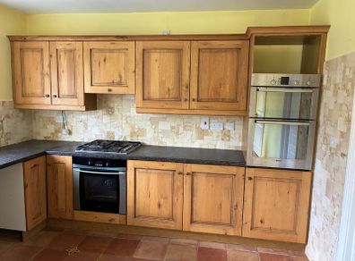 Fitted Kitchen with breakfast bar