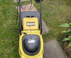Electric lawnmower