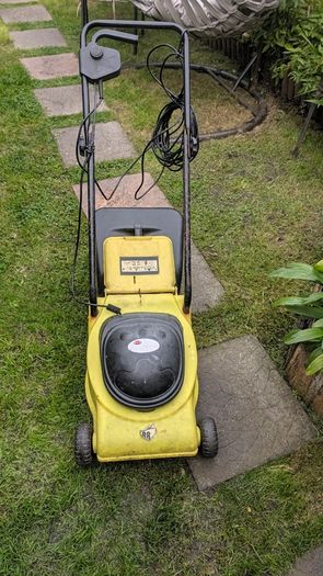 Electric lawnmower