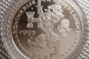 1995 Netherlands Queen Wilhelmena Silver Proof 25 ecu coin. Official commemorative collection