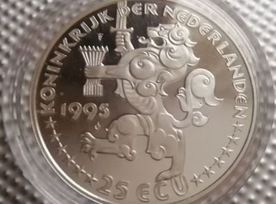 1995 Netherlands Queen Wilhelmena Silver Proof 25 ecu coin. Official commemorative collection