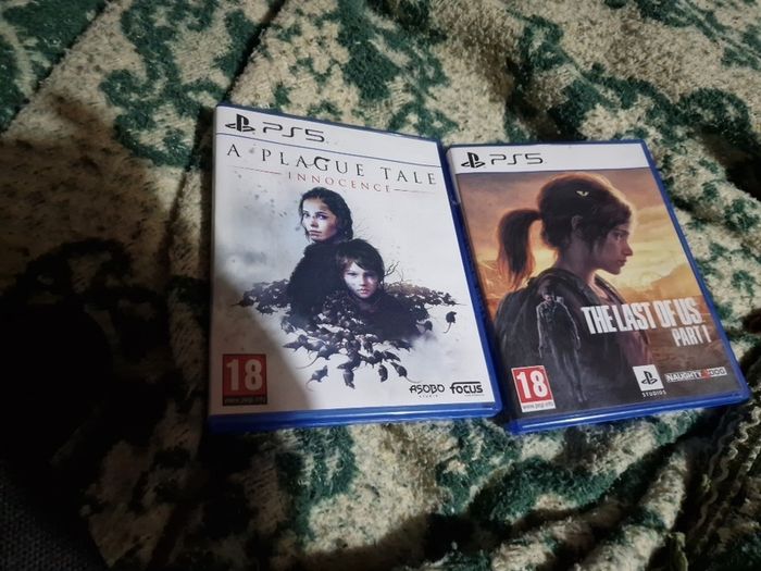 Ps5 disc version and controller plus games and box