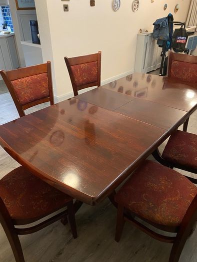 Mahogany style extending table plus 6 chairs.