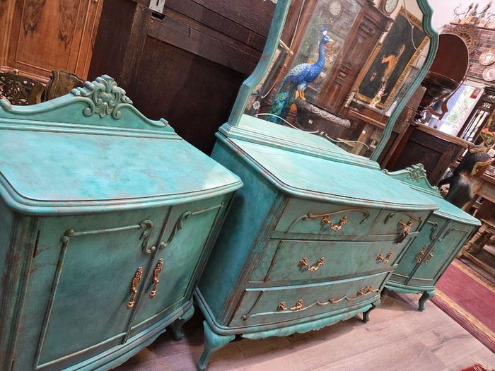 Set of Chest of Drawers with Mirror and 2 Lockers