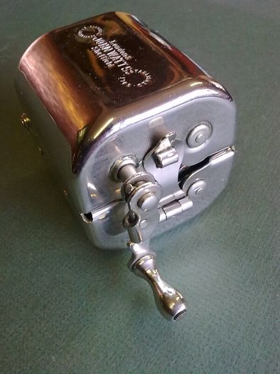 The Spiro Automatic Stropper for Gillette Type Blades.