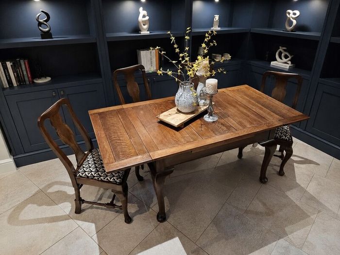 Stunning Extendable Table & 4 Chairs