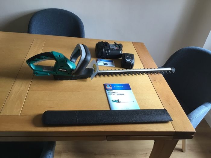 Cordless hedge trimmer