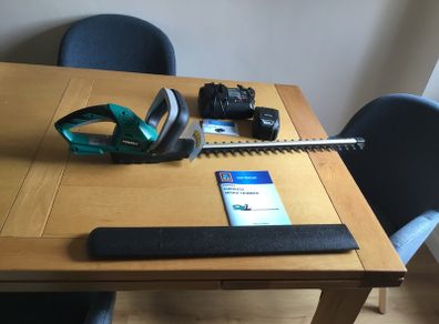 Cordless hedge trimmer