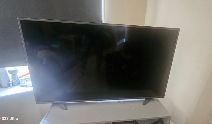 LG Tv 49"Broken