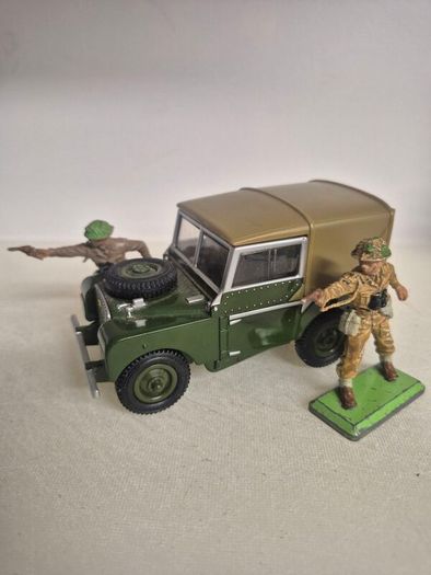 Britains deetail land rover & ww2 soldiers