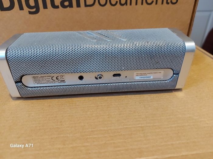 iWantit Bluetooth Speaker IPBTW15, works fine, Has some cosmetic wear as per photos