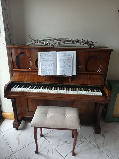 Piano & Stool  beginner/intermediate