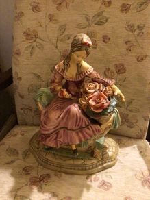 Large statue / figurine of lady/woman sitting on bench