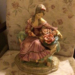 Large statue / figurine of lady/woman sitting on bench