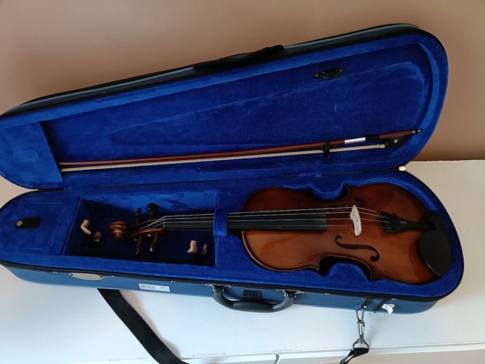 Violin 4/4. Shoulder rest included. All items like new.