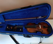 Violin 4/4. Shoulder rest included. All items like new.