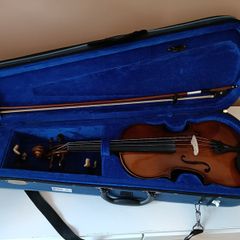 Violin 4/4. Shoulder rest included. All items like new.