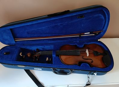 Violin 4/4. Shoulder rest included. All items like new.