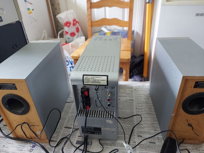 HITACHI Music System, Model AX-M67, & 2 Hitachi 4 Ohm Speakers, Radio, CD and AUX, in very good condition