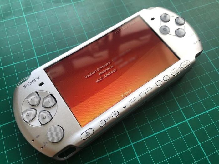 Sony Psp Slim 300x Playstation Portable Limited Edition MYSTIC ICE SILVER + Cfw + 32gb [ RETRO GAMING LEGEND ] [Collection Or Postage]