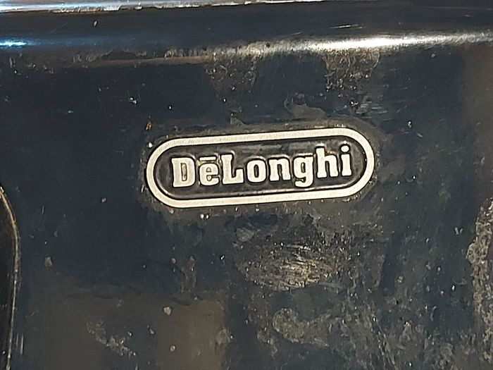 DeLonghi 4 Slice Toaster, Model CTOC4003.BL, in excellent condition and works perfect