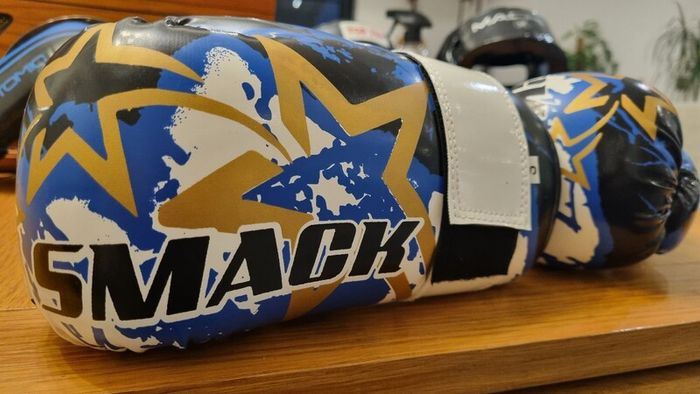 Smack kickboxing gloves size S postage included