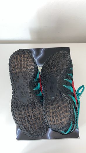 Basketball shoes