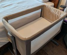 Graco Sweet2Sleep Bedside Crib with Sheets