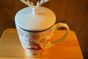 Beautiful Christmas mug with strainer Brand New
