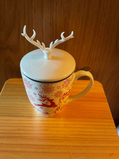 Beautiful Christmas mug with strainer Brand New