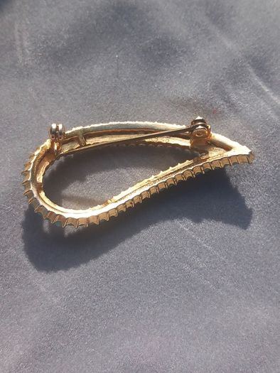 Stamped A595 1950s vintage brooch, no damage. D18 POST 3e