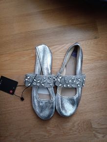 Girl flat shoes